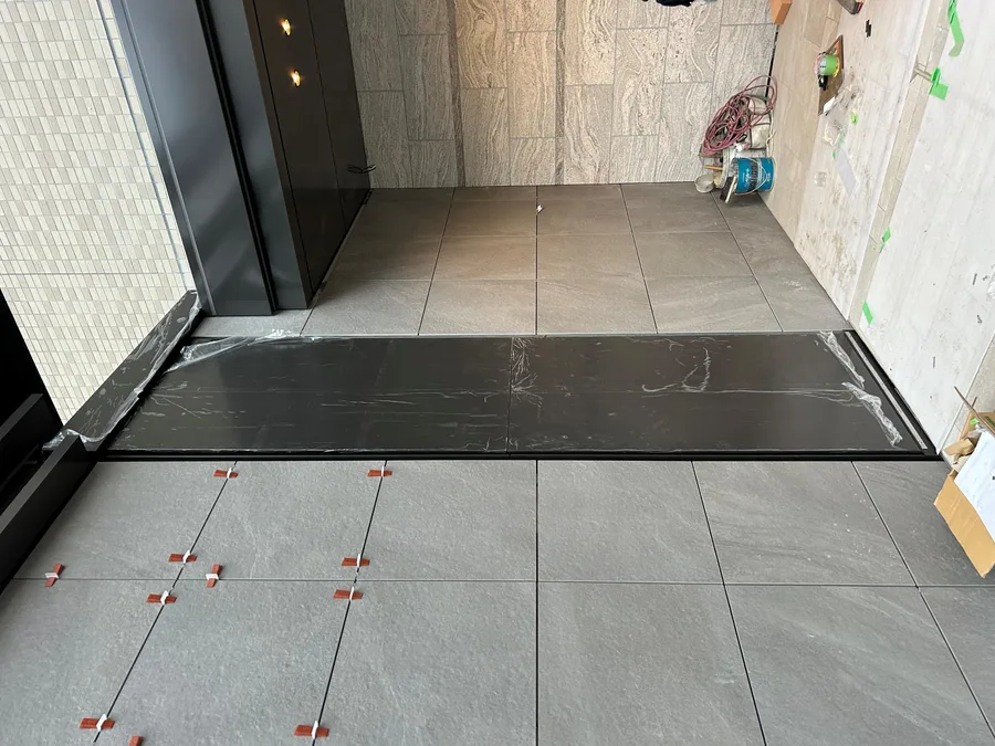 出入口のエキスパンションジョイント